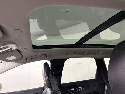 Used 2023 Volvo XC60 B5 Plus image 33