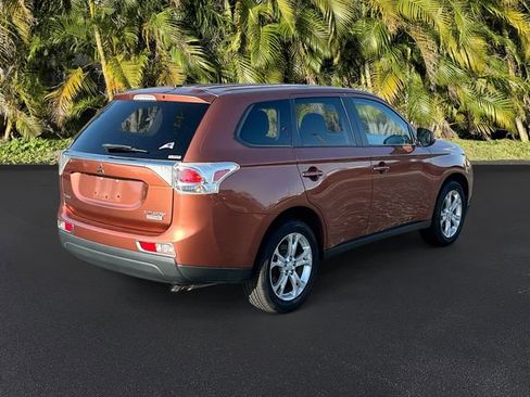 Used 2014 Mitsubishi Outlander SE image 5