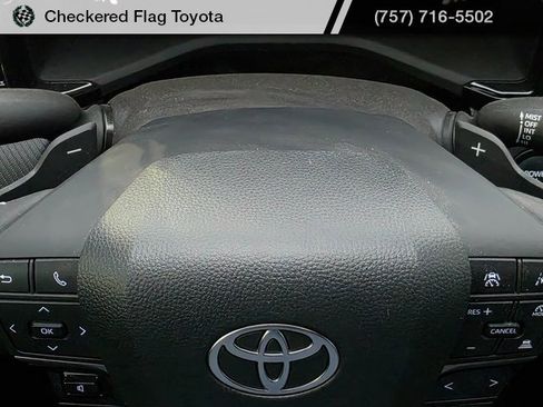 Used 2025 Toyota Camry SE w/ Convenience Package image 14