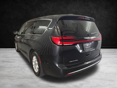 Used 2023 Chrysler Pacifica Touring-L image 9