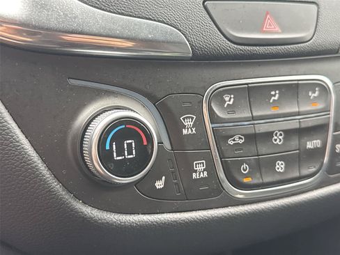 Used 2018 Chevrolet Equinox LT AWD/4WD image 19