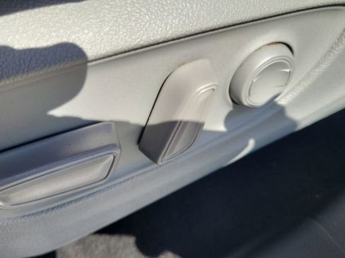 Used 2022 Toyota Highlander XLE FWD image 19
