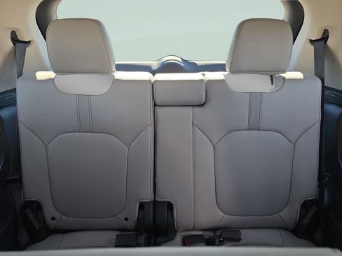 Used 2025 Honda Pilot Touring image 17