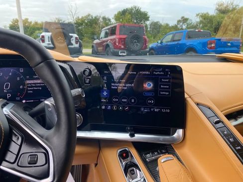 Used 2021 Chevrolet Corvette Stingray Premium Conv w/ Z51 Performance Package RWD image 23