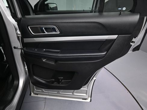 Used 2017 Ford Explorer XLT w/ Equipment Group 202A AWD/4WD image 21