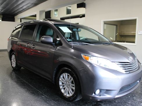 Used 2014 Toyota Sienna XLE FWD image 1