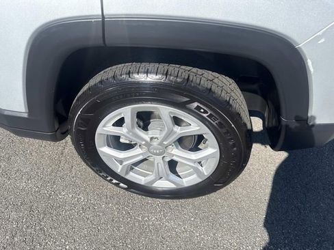 Used 2024 Jeep Compass Latitude image 15