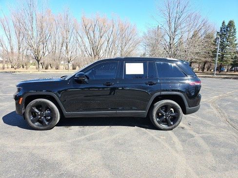 Used 2023 Jeep Grand Cherokee Limited w/ Luxury Tech Group II image 2