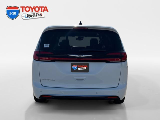 Used 2025 Chrysler Pacifica Select FWD image 4