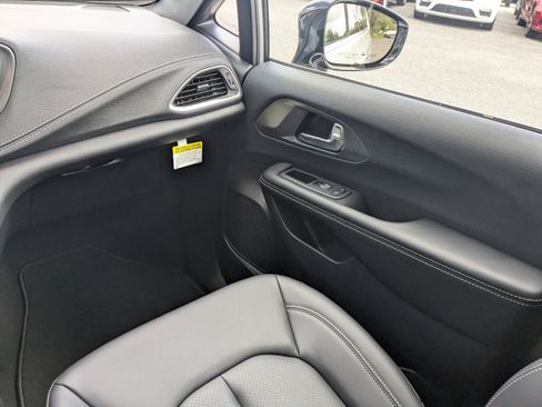 New 2026 Chrysler Pacifica Select FWD image 16