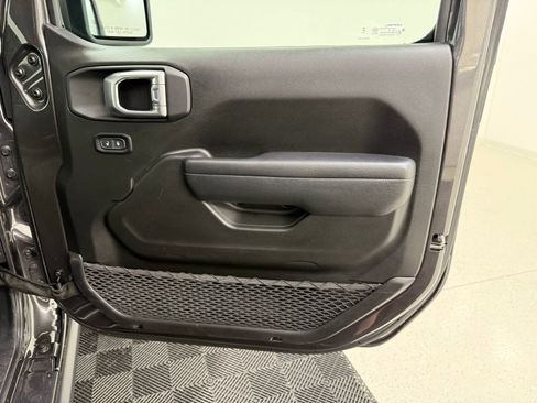 Used 2025 Jeep Wrangler Unlimited Rubicon w/ Convenience Group AWD/4WD image 28