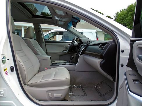 Used 2015 Toyota Camry XLE w/ Moonroof Package FWD image 39