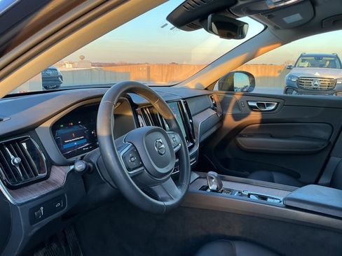 Used 2022 Volvo XC60 B5 Momentum w/ Advanced Package image 10