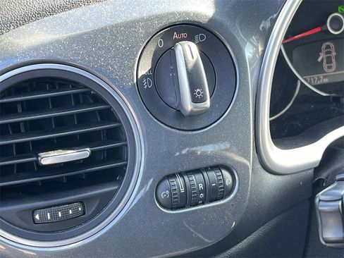 Used 2019 Volkswagen Beetle 2.0T SE image 17