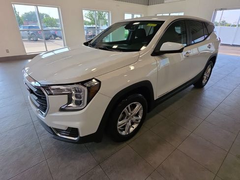 Used 2022 GMC Terrain SLE FWD image 1