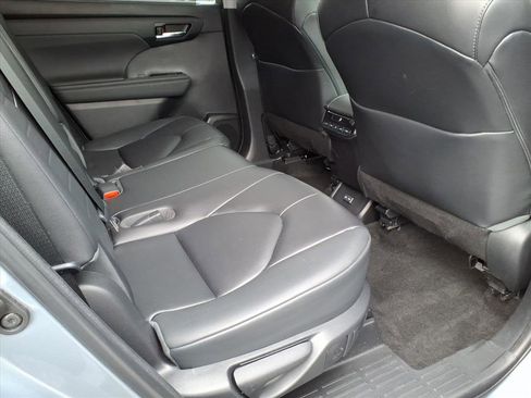 Certified 2023 Toyota Highlander XLE image 10