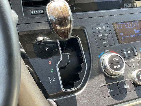 Used 2015 Toyota Sienna XLE Premium FWD image 29