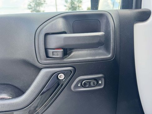 Used 2012 Jeep Wrangler Unlimited Sahara AWD/4WD image 16