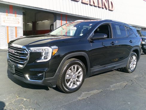 Used 2024 GMC Terrain SLT image 11