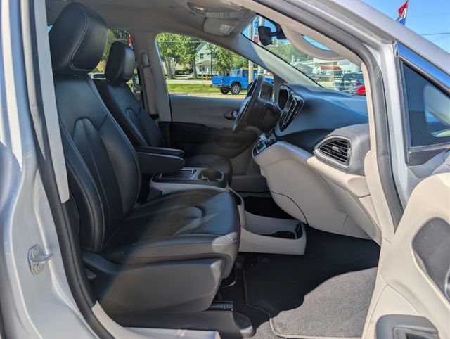 Used 2024 Chrysler Pacifica Touring-L FWD image 12