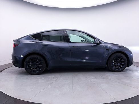Used 2022 Tesla Model Y Long Range image 36