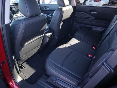 Used 2024 Nissan Pathfinder SL image 11