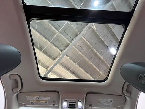 Used 2023 Buick Envision Avenir image 25