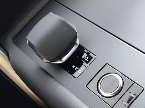 Used 2025 Land Rover Discovery Dynamic SE image 17