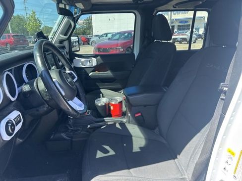 Used 2019 Jeep Wrangler Unlimited Sahara w/ Uconnect 4C Nav & Sound Group AWD/4WD image 20