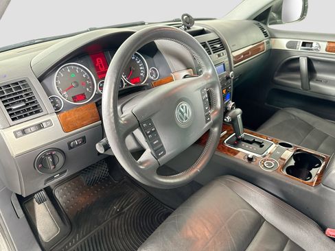 Used 2010 Volkswagen Touareg VR6 image 9