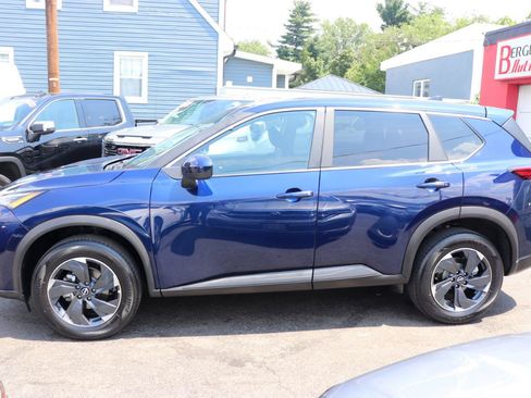 Used 2026 Nissan Rogue SV AWD/4WD image 2