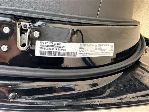 Used 2024 Chrysler Pacifica Limited FWD image 17