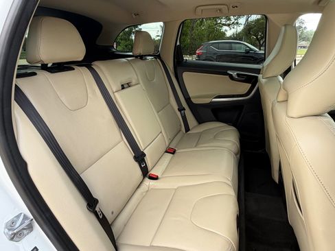 Used 2016 Volvo XC60 T5 Premier w/ Proximity Package image 12