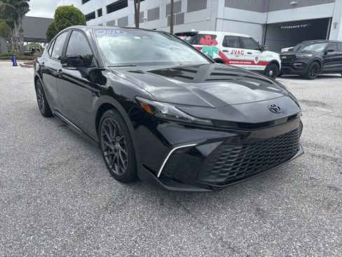 Used 2025 Toyota Camry SE w/ Convenience Package image 1