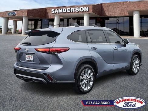 Used 2021 Toyota Highlander Limited image 3