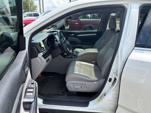 Used 2017 Toyota Highlander XLE AWD/4WD image 6