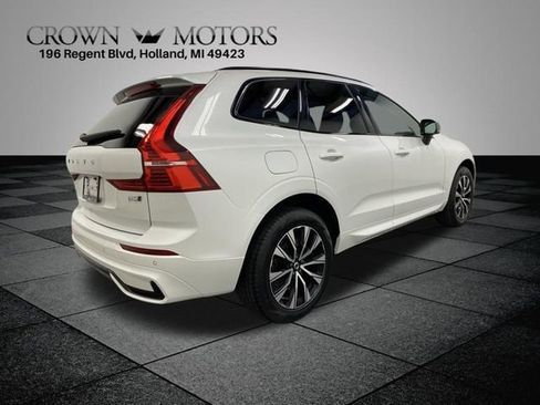 Used 2025 Volvo XC60 B5 Core AWD/4WD image 2