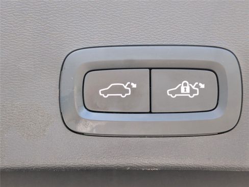 Used 2023 Volvo XC40 B5 Plus image 14