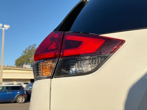 Used 2019 Nissan Rogue SL w/ Premium Package image 10