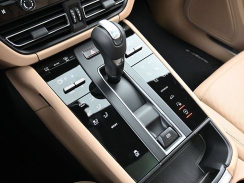 Certified 2025 Porsche Macan AWD/4WD image 22
