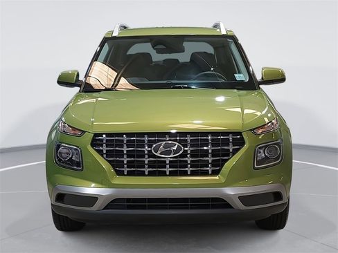 Used 2024 Hyundai Venue SEL image 2