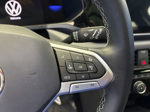 Used 2023 Volkswagen Taos SE w/ Panoramic Sunroof Package image 16