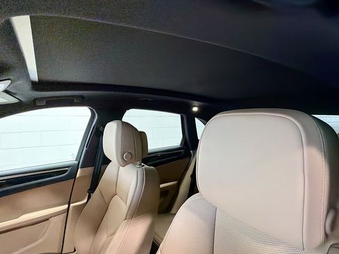 Used 2025 Porsche Macan image 26