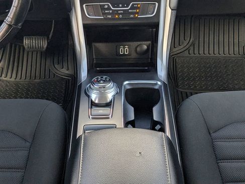 Used 2019 Ford Fusion SE image 18