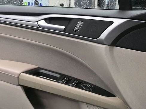 Used 2019 Ford Fusion SE FWD image 17