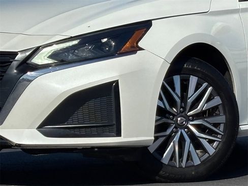 Used 2023 Nissan Altima 2.5 SV image 2