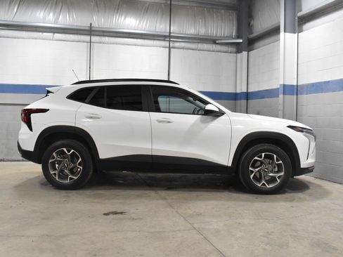 Used 2025 Chevrolet Trax LT FWD image 26