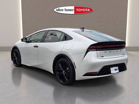 Used 2025 Toyota Prius FWD image 8