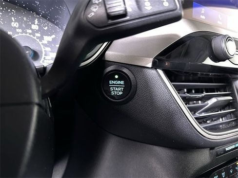 Used 2022 Ford Escape SE w/ SE Sport Appearance Package image 17