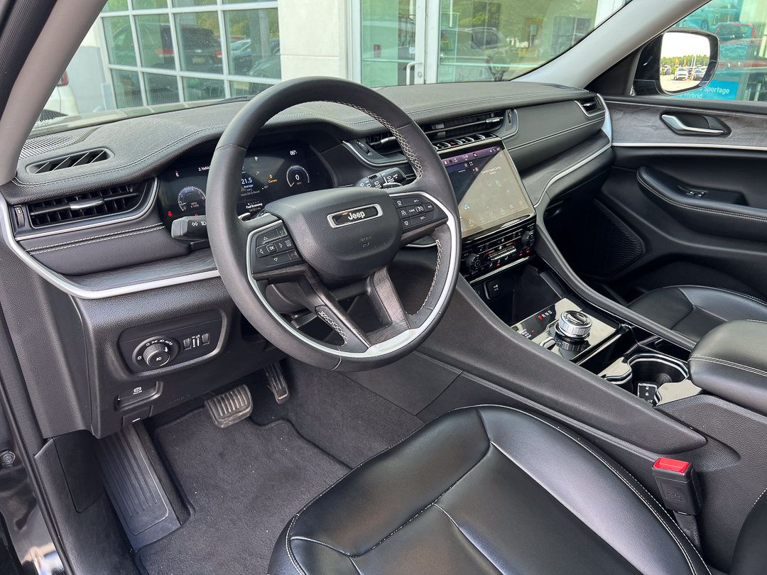 Used 2023 Jeep Grand Cherokee Limited w/ Black Appearance Package AWD/4WD image 22